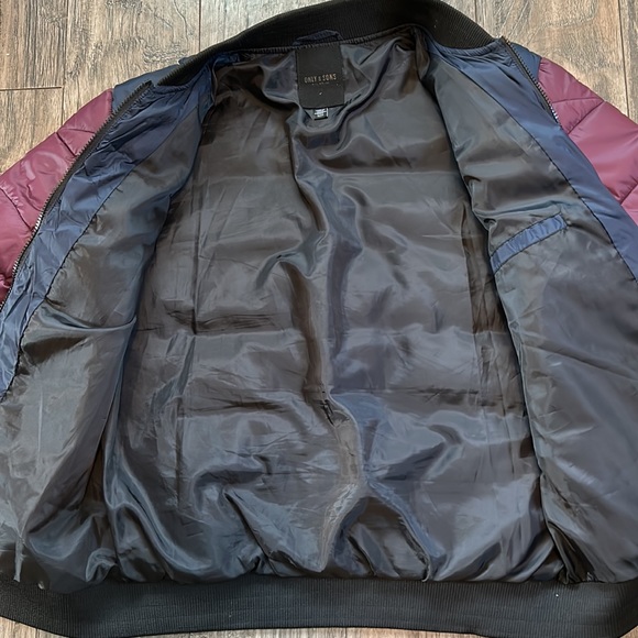 Nice lightweight Maroon and Navy bomber jacket. - Picture 3 of 4